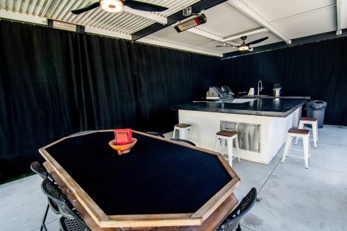 Upscale Oasis with Pool, Spa & Game Room! in Tarzana