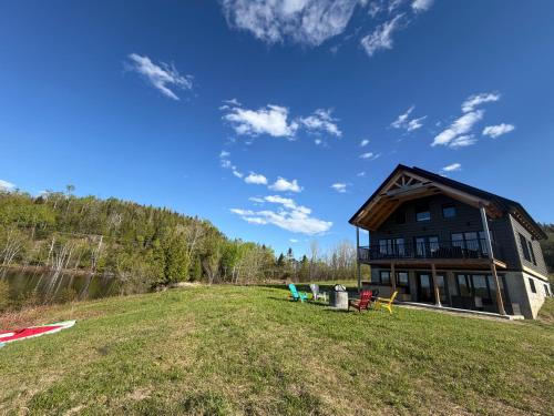Erkély/terasz, Le Cerf, Waterfront, spa, games room, and kayaks in Kiamika (QC)