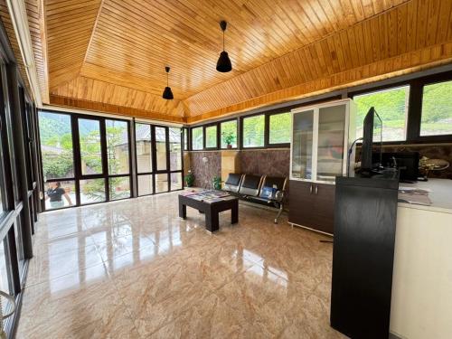 Panoramic Mountains Hotel Guba in Qırızdəhnə