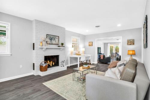 Intracoastal Paradise Walking Distance to Beach! in West Palm Beach, USA