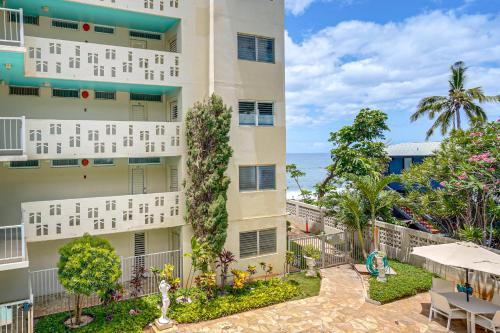 Steps to Beach & Pool! Oceanfront Waianae Studio in Makaha (HI)