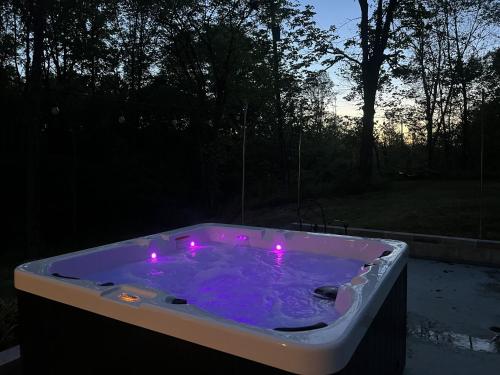 Pezsgőfürdő, Secluded 5BR Retreat with Hot Tub, Sleeps 10 in Canfield (OH)