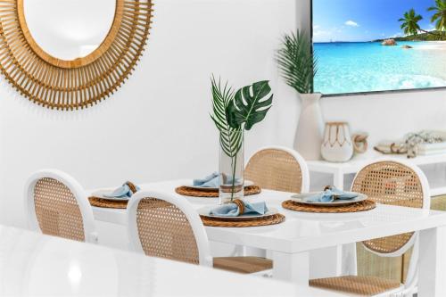 The Beach Villa in Juno! 1-Steps to the Beach in Juno Beach (Florida)
