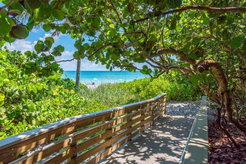 Lux Beachside 2nd Floor Condo 3 Steps To The Beach! - Jupiter, FL