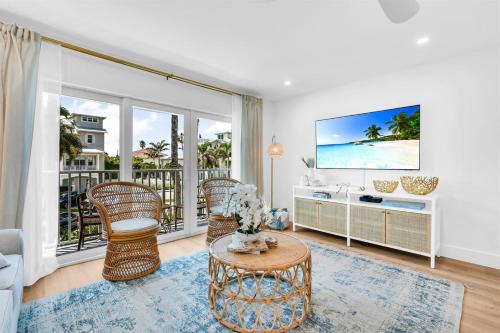 Lux Beachside 2nd Floor Condo 3 Steps to the Beach! in Juno Beach, USA