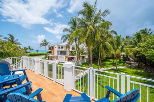 Designer Beachside Serenity Steps to the Beach! in Juno Beach (Florida)
