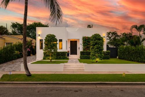 Casa Zenhaven - Designer Poolside Haven! – khách sạn tại Grandview Heights