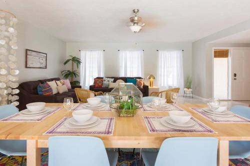 Casa Del Sol-Huge 3br! Beaches Pool and Hot Tub! in Lake Worth, USA