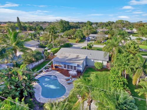 The Pelican Villa Large Pool Firepit! in North Palm Beach (FL)