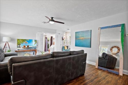 Tropical Waters Hideaway - Pool Tiki & Lounge in Pompano Beach, USA
