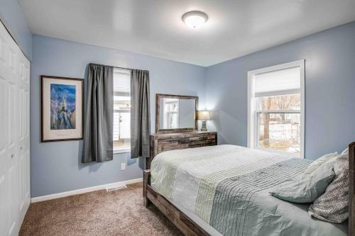 Newly Updated Smart Home 1 mile from ND & Eddy St in South Bend, USA