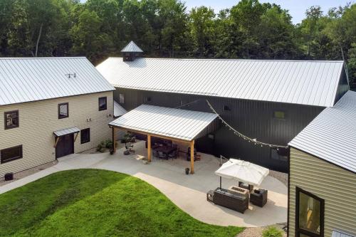 38-Acres of Luxury: 9BR, Indoor Pool, Gym, Near ND in Niles, USA