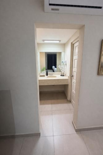 HOTEL LOS ROBLES in Нуево Ларедо