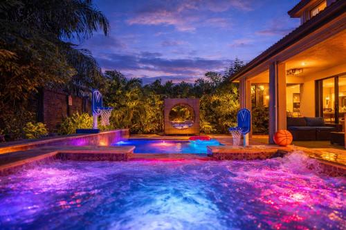 Glow Lakefront Villa, Heated Pool - Spa, 4K Cinema – khách sạn tại Tamiami