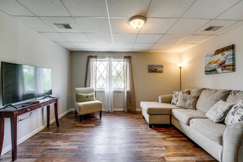 Fish, Swim + Relax: Modern Condo by Lake Huron! – khách sạn tại Port Huron (MI)