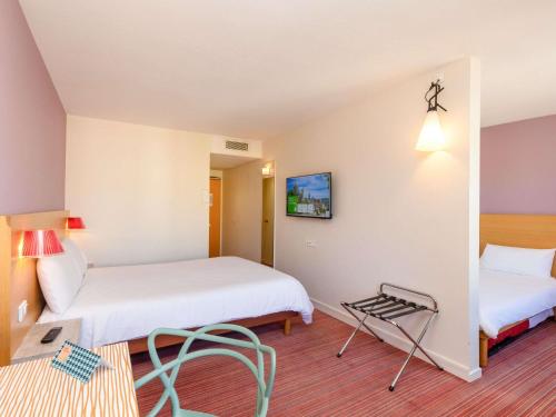 1 double bed, 2 twin beds