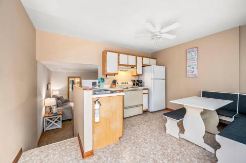 Fishhook Hideaway - image 12