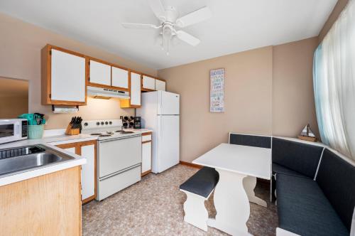 Fishhook Hideaway - main image