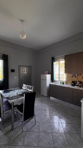 Zeus Guest House in Divjake