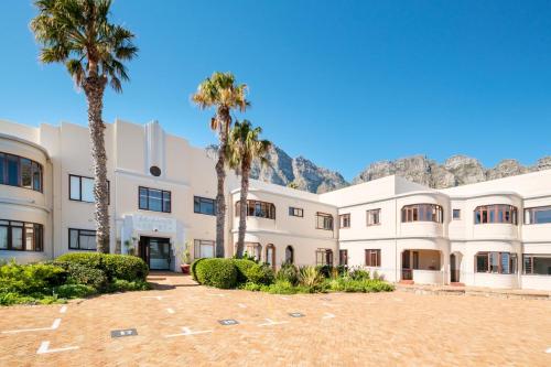 Camps Bay Stylish 2bed by the Tidal Pool Tidescape - image 3