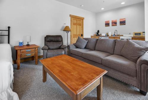 1BR Mountain View Studio with Fireplace Deck Views – khách sạn tại Thunder Moor