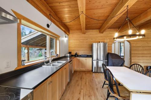 Cabin on Private 8-acre Lake in Litlforta (BC)