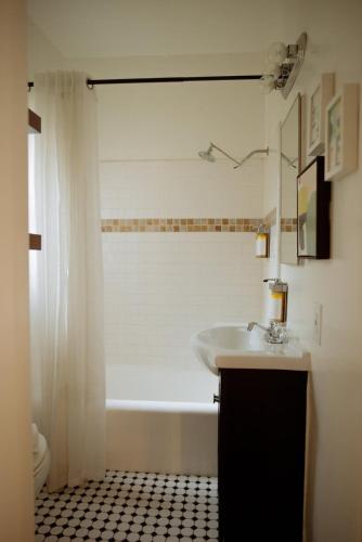 Modern Apartment in Korea Town - image 4