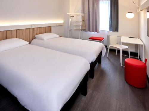 2 twin beds
