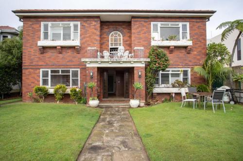 Simple 1BR in Prime Vaucluse Near Shops & Bus in Watsons Bay