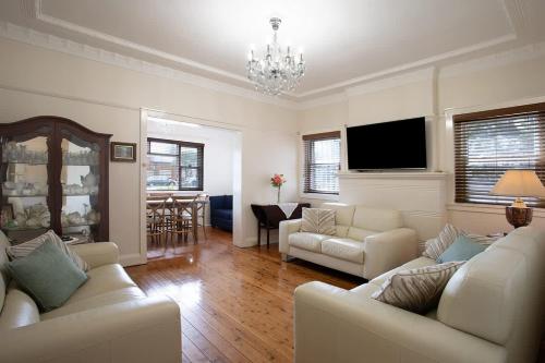 Simple 1BR in Prime Vaucluse Near Shops & Bus in Watsons Bay