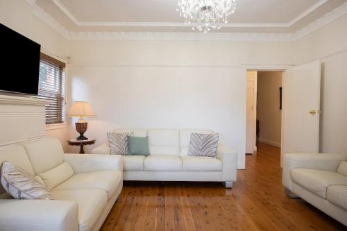 Simple 1BR in Prime Vaucluse Near Shops & Bus in Watsons Bay
