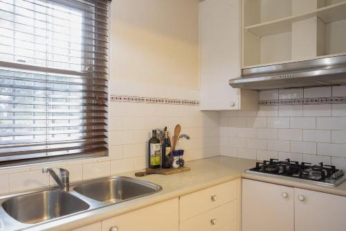 Simple 1BR in Prime Vaucluse Near Shops & Bus in Watsons Bay