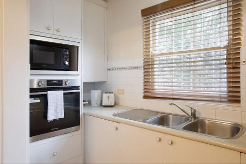 Simple 1BR in Prime Vaucluse Near Shops & Bus in Watsons Bay