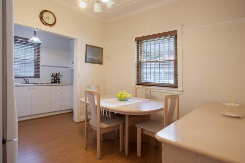 Simple 1BR in Prime Vaucluse Near Shops & Bus in Watsons Bay