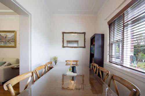 Simple 1BR in Prime Vaucluse Near Shops & Bus in Watsons Bay