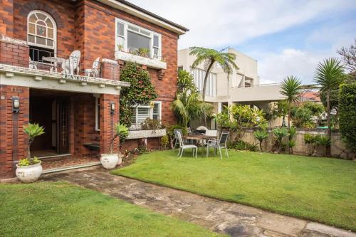 Simple 1BR in Prime Vaucluse Near Shops & Bus in Watsons Bay