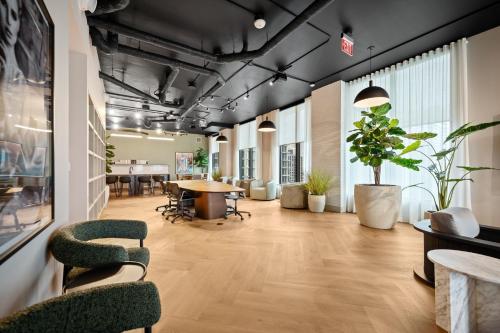 Luxury Studio Suite Rooftop Pool Prime Location in Other