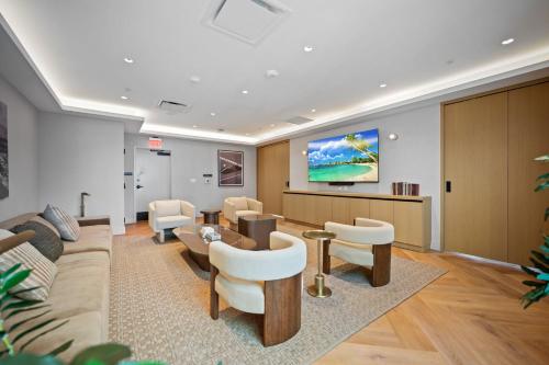 Luxury Studio Suite Rooftop Pool Prime Location in Other