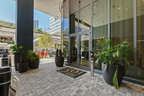 Luxury Studio Suite Rooftop Pool Prime Location in Other