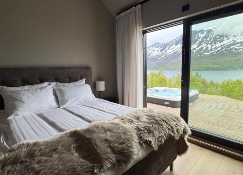 LyNora - Luxury Northern Lights Lodge with Jacuzzi & Lyngen Alps view in Rotsund