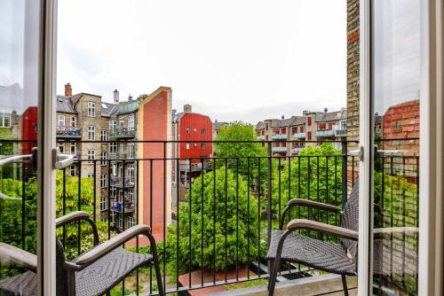 Central Apt at Enghave Plads w 2 Balconies - image 12