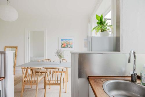 Central Apt at Enghave Plads w 2 Balconies - image 8
