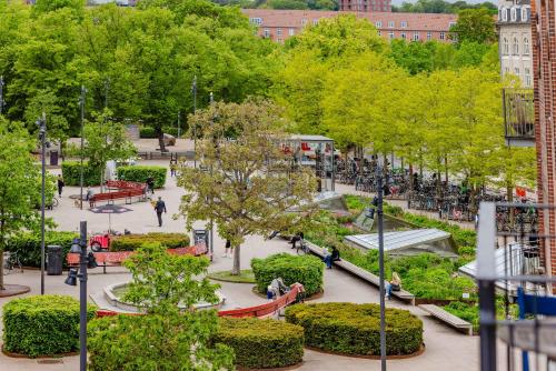 Central Apt at Enghave Plads w 2 Balconies - image 9