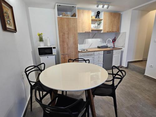 Betina apartments with parking space near the beach in Murter