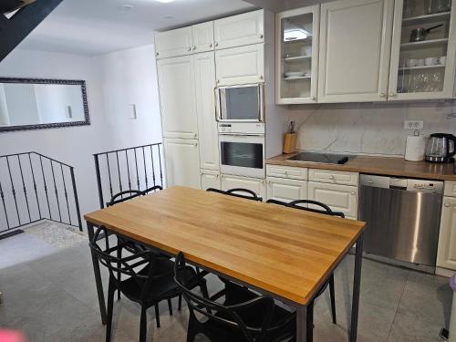 Betina apartments with parking space near the beach in Murter