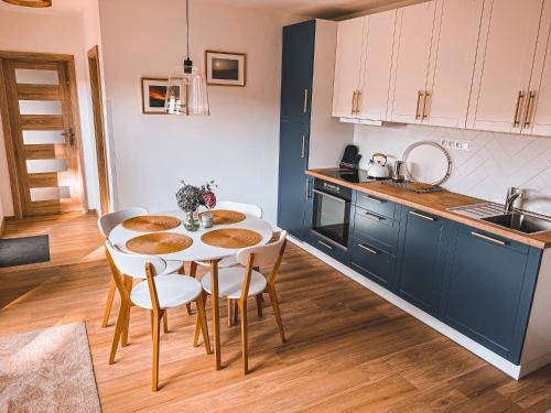 Kitchen, Glamping Toscimra - cozy modern cottage in Moravia in Tosovice