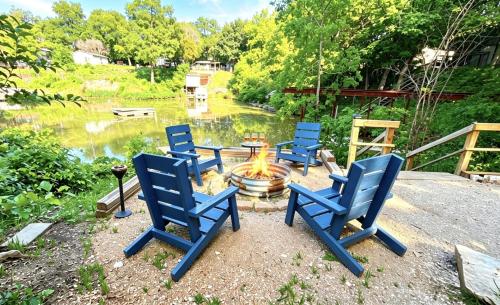 Hot Tub, Fire pit & Pet-friendly Riverside Retreat in New Braunfels, USA