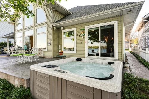 'Lake Garden House' w/ Hot Tub & Dock