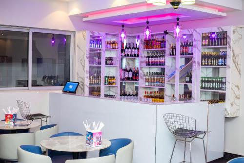 Pub/salon, Serenus Lounge in Wakiso