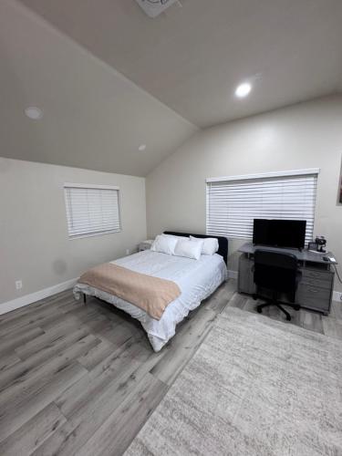 Private Studio, Near DT & Cal Expo, Free Parking in Woodlake